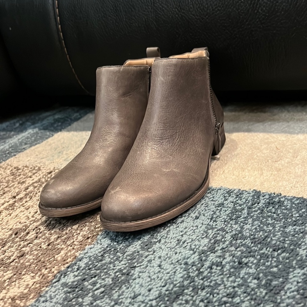 Slight heel bootie